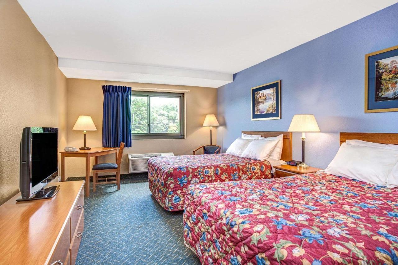 Super 8 By Wyndham Mahwah Hotel Luaran gambar