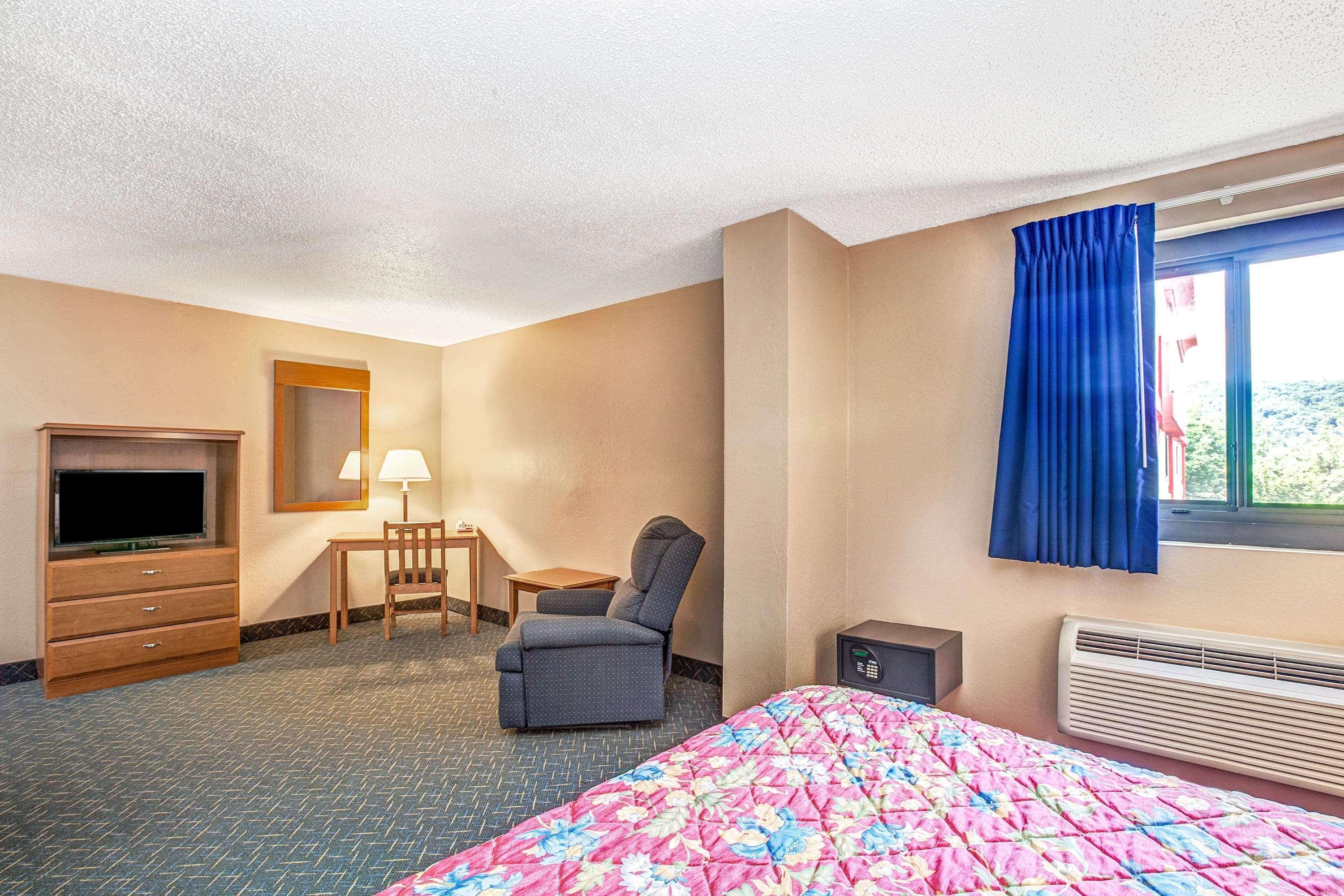 Super 8 By Wyndham Mahwah Hotel Luaran gambar
